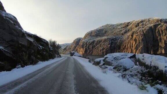 雪中行驶的POV汽车:挪威的群山