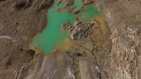 绿色的冰川湖空中自上而下向后