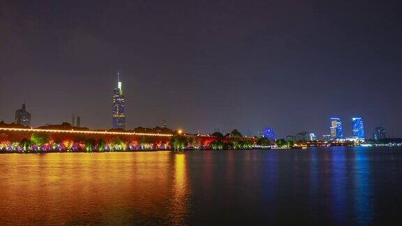 夜晚的时间照亮了南京城墙著名的湖滨公园著名的摩天大楼延时全景4k中国