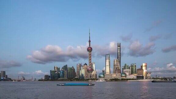 云天中的上海浦东新城的城市景观和时间流逝4k