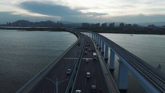 黄昏的跨海大桥高速公路