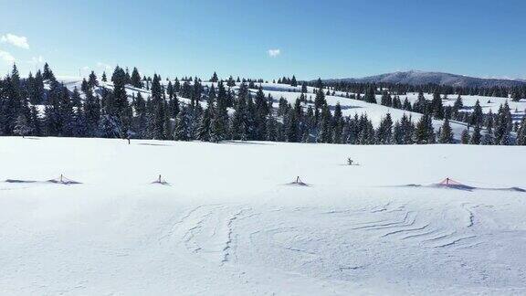 无人机在极端降雪后的一个晴朗的日子里拍摄了4k白雪覆盖的山脉
