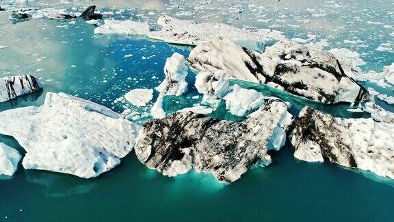 Jokulsarlon冰川泻湖的自然冰山模式和形成的鸟瞰图
