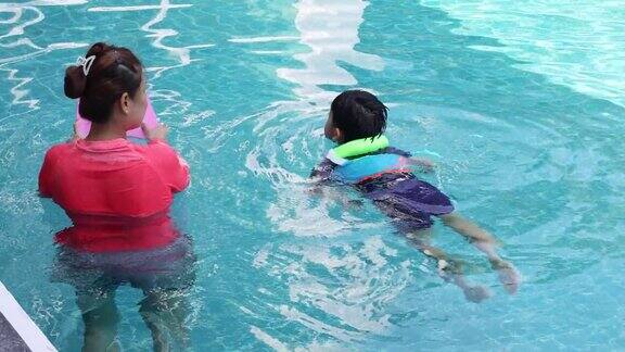 孩子们正在和老师一起学游泳
