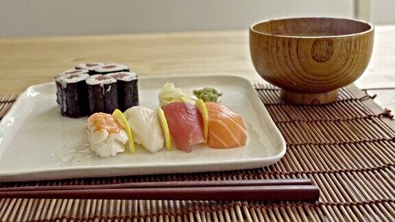 美味的寿司配酱汤和筷子