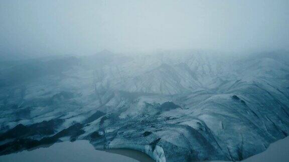 鸟瞰图白色冰川Myrdalsjokull与黑灰在冰岛山中雾中永恒的冰
