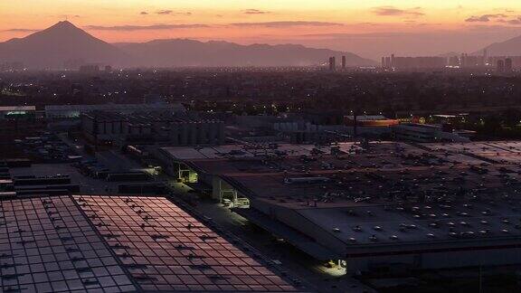 工厂屋顶上反射余晖的太阳能电池板