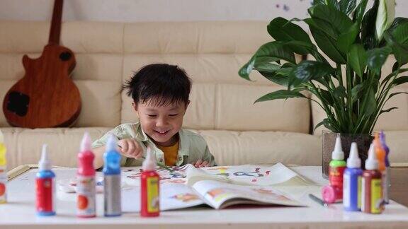 亚洲小男孩在家画画
