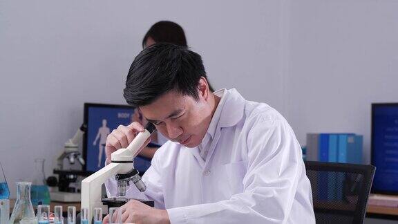 男性科学家在STEM现代实验室测试疫苗实验药物