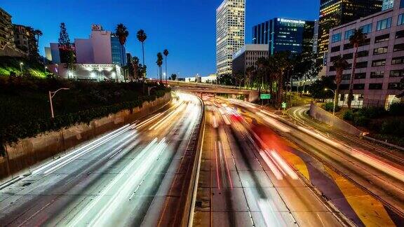 时间流逝-市中心与交通在洛杉矶晚上加利福尼亚州