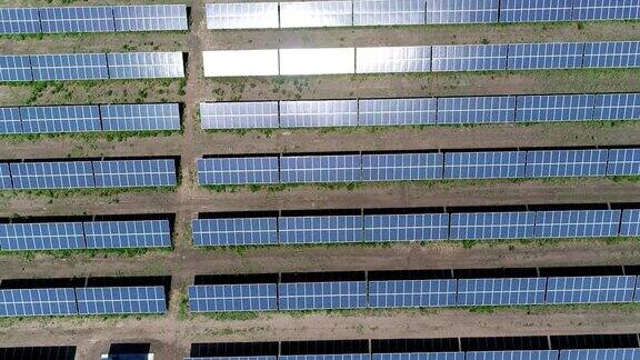 太阳能发电厂全景图一排排的太阳能电池板太阳能电池板俯视图鸟瞰图太阳能发电厂可再生资源主题的工业背景