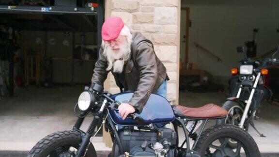 一个年长的人在修他的摩托车
