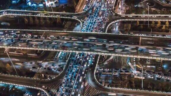 TU无人机视角的立交桥和城市交通在夜间