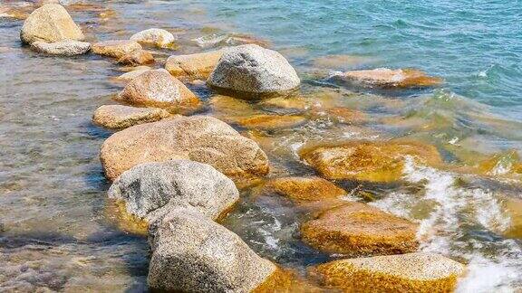 清澈的湖水拍打着岸边的岩石
