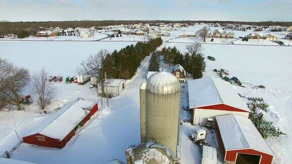 威斯康星州的冬天多雪;有农场郊区家庭