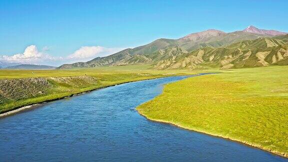 清澈见底的河流与新疆的高山自然景观