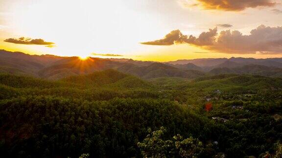 日落的山景