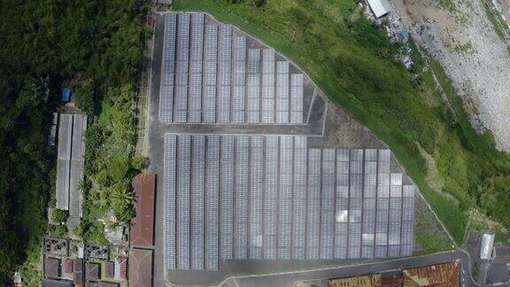 成排的可再生能源太阳能电池板
