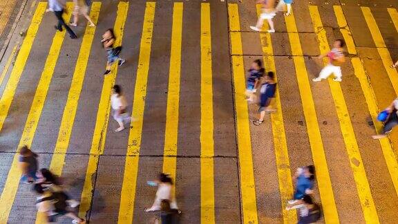 行人穿过十字路口步行到香港夜市
