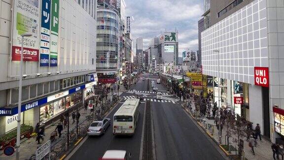 4K时光流逝:东京新宿的交通和行人过马路