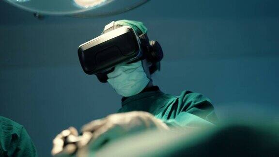 外科医生学生练习在手术室使用VR头盔