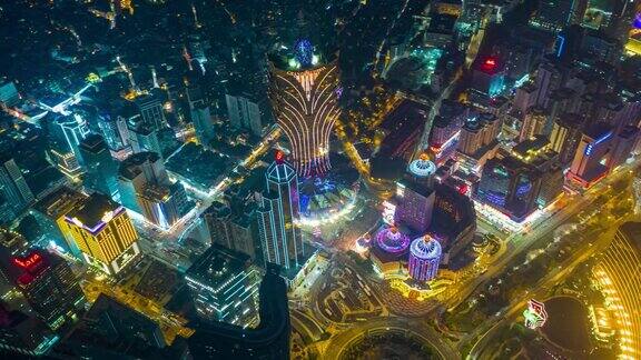 在中国香港岛附近的澳门城市的夜景和摩天大楼