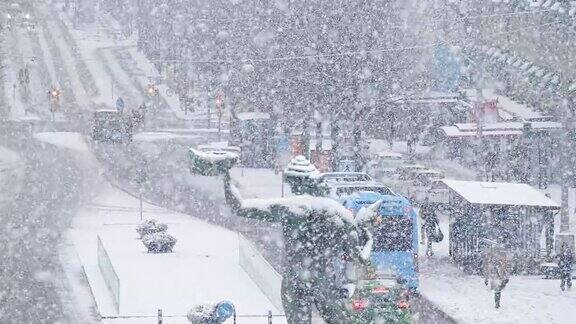 哥德堡大街上的大雪以慢镜头呈现