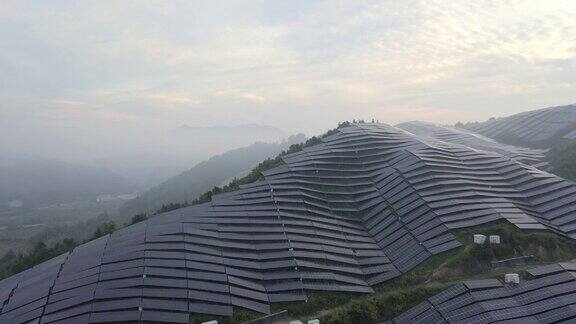 山顶上多雾的太阳能发电厂