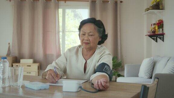 老年妇女自己用数字压力表测量血压和心率并在家里用纸记录测试结果