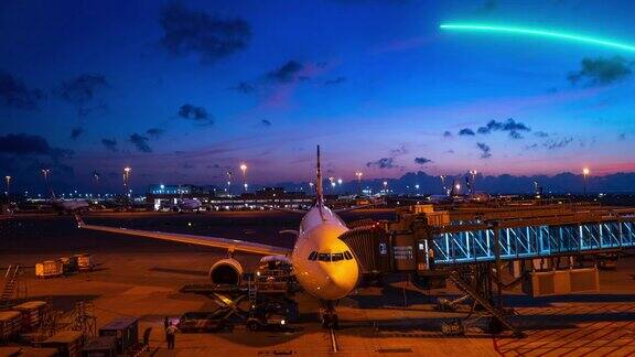 飞机在机场的延时空中旅行光画激光线