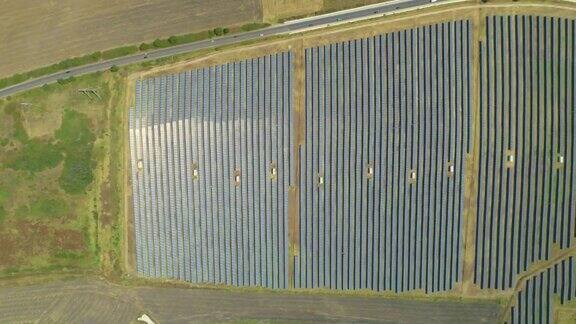 保加利亚农田之间的太阳能电池板绿色清洁能源太阳能可持续能源发电厂和可持续资源以上之上