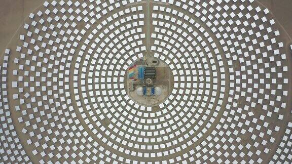熔融盐塔聚光太阳能热发电的高角度鸟瞰图