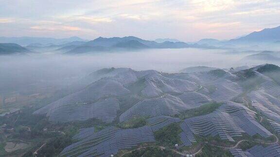 山坡上多雾的太阳能发电厂的高角度视图