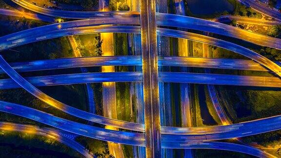 鸟瞰图高速公路的时间流逝高速公路和高速公路在交叉口的细节在晚上