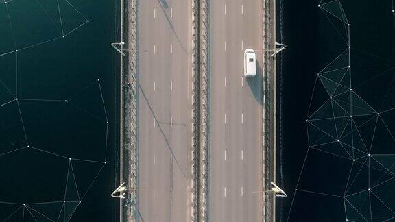 自动驾驶自动驾驶汽车在高速公路上行驶的4k鸟瞰图技术跟踪它们显示速度和谁在控制汽车视觉效果剪辑镜头