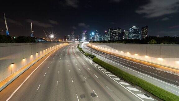 新加坡夜间多车道公路上的汽车交通运输、金融区建筑、起重机施工的延时亚洲交通通勤生活亚洲城市生活理念