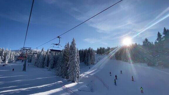 在美丽的滑雪胜地Kopaonik山上一群面目全非的人在滑雪