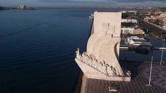 贝伦港和历史遗迹的鸟瞰图位于葡萄牙里斯本塔古斯河北岸