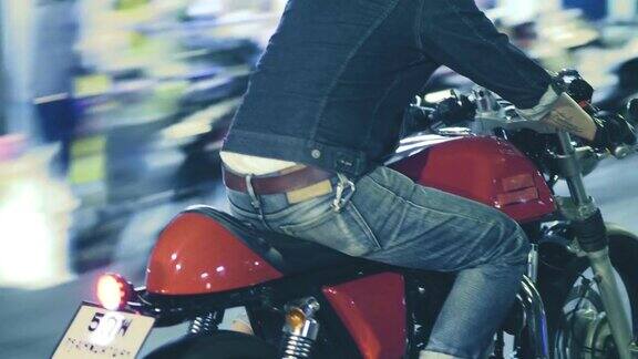 真实曼谷景:男子在夜间驾驶摩托车