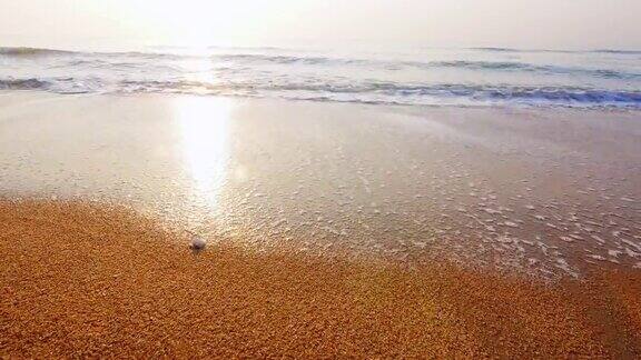 海浪卷起白色沙滩的特写镜头