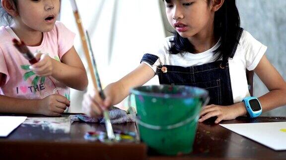 亚洲孩子在艺术教室里画画和自信在学校
