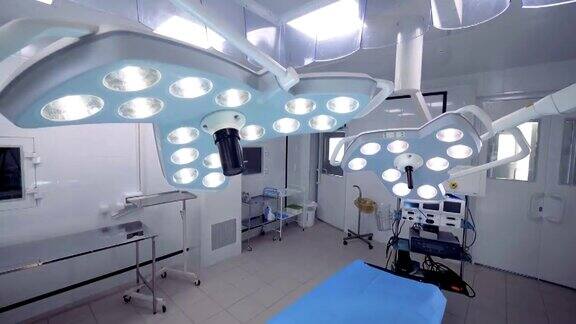现代灯具在一家诊所的大手术室里4k