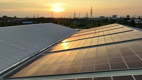 鸟瞰太阳能电池板和日落