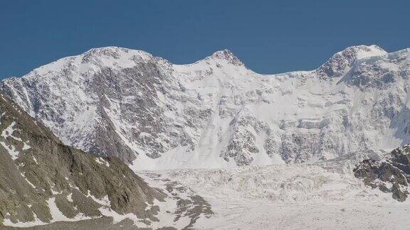 美丽的高山全景雪白的贝鲁卡山脉在冰川上闪闪发光