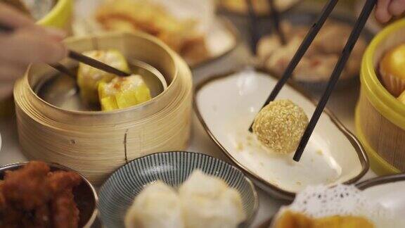 人的手用筷子拿起中国传统食物点心