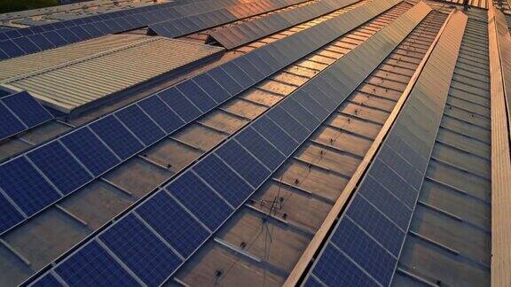 太阳升起时太阳能光伏板屋顶上方的天线