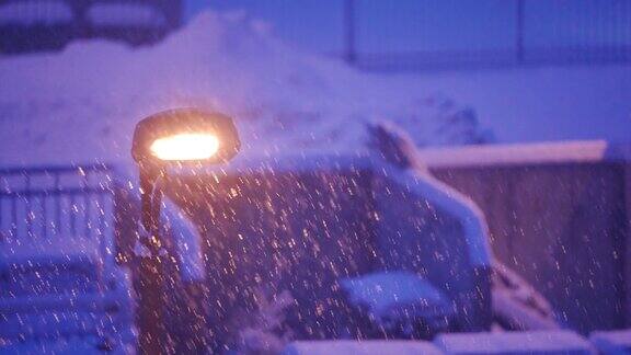 在冬天的夜晚路灯照亮飘落的雪花