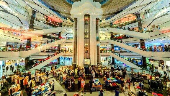 人们使用自动扶梯、电梯和购物中心购物的时间流逝