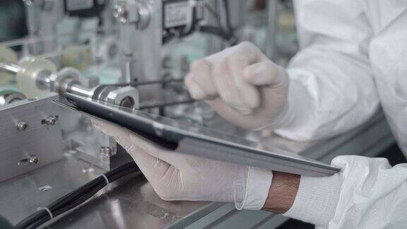 在工厂使用数字平板进行手工工人质量控制