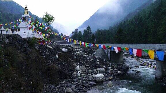 在中国四川雪山下的路上